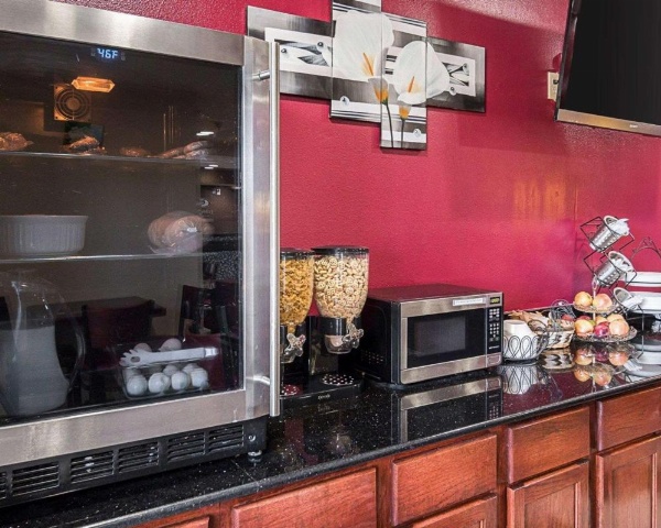 Econo Lodge Inn & Suites Natchitoches image 25